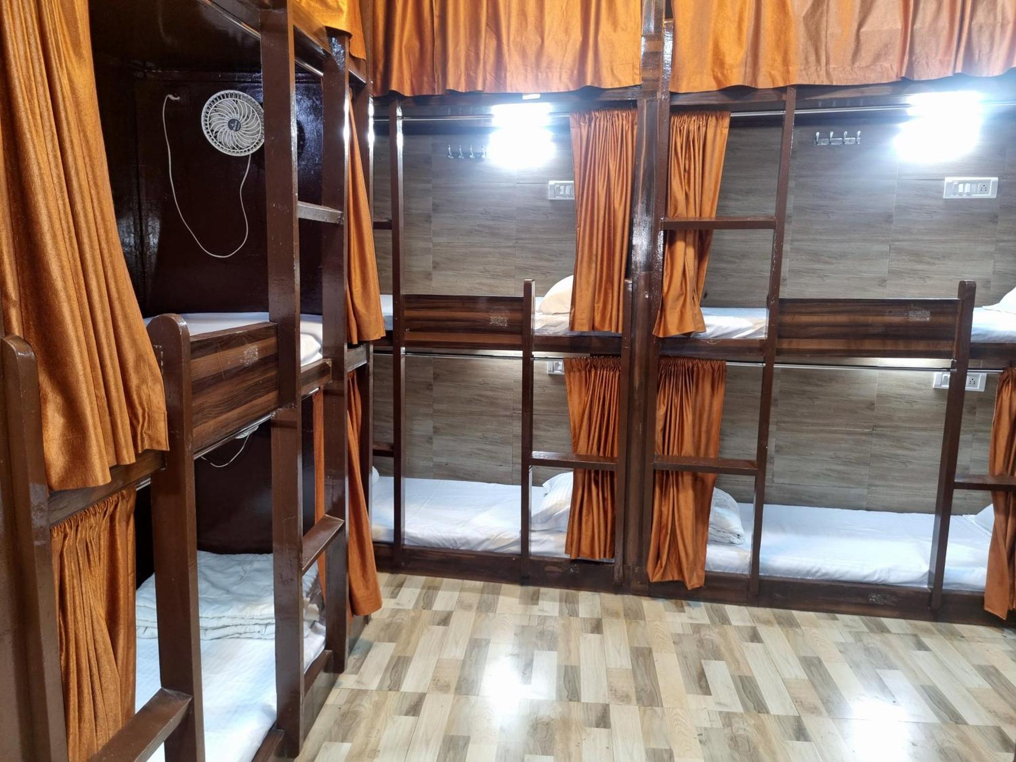 Unibed Dormitory Mumbai Bagian luar foto